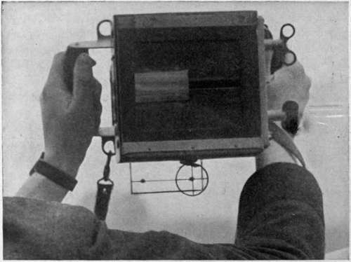 Aerial hand camera fitted with two complementary shutter slits and double sight, for stereoscopic photography.